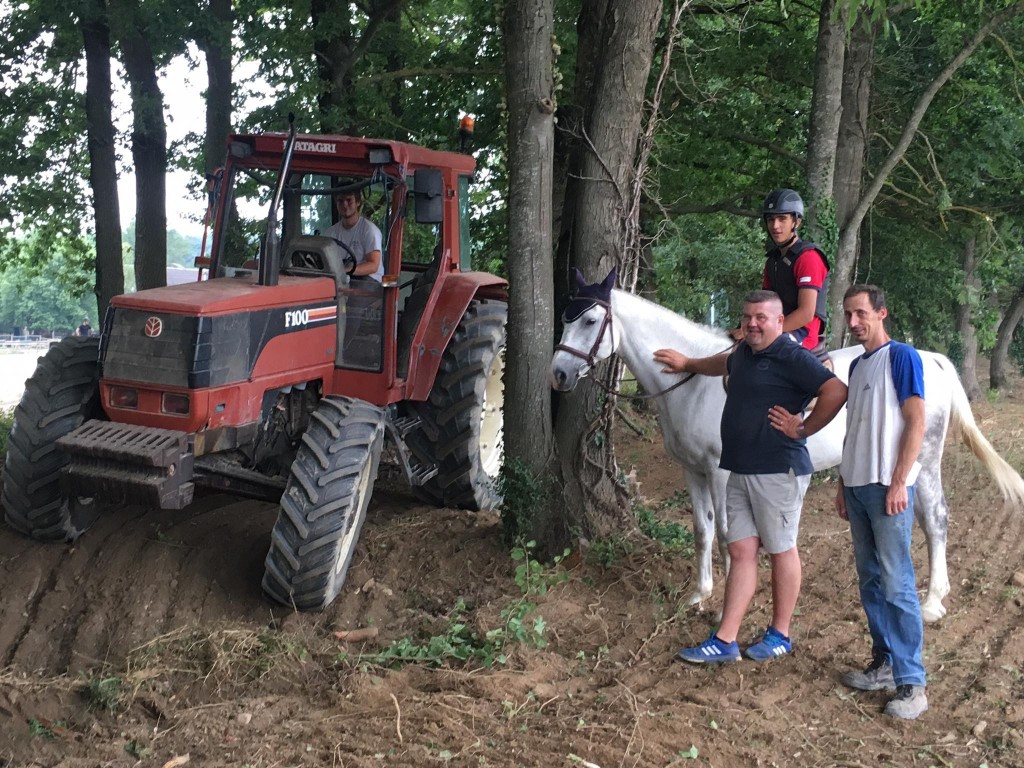aménagement d'un aire de travail a l'ombre. avec Yael, Jeff, William, Nicola
